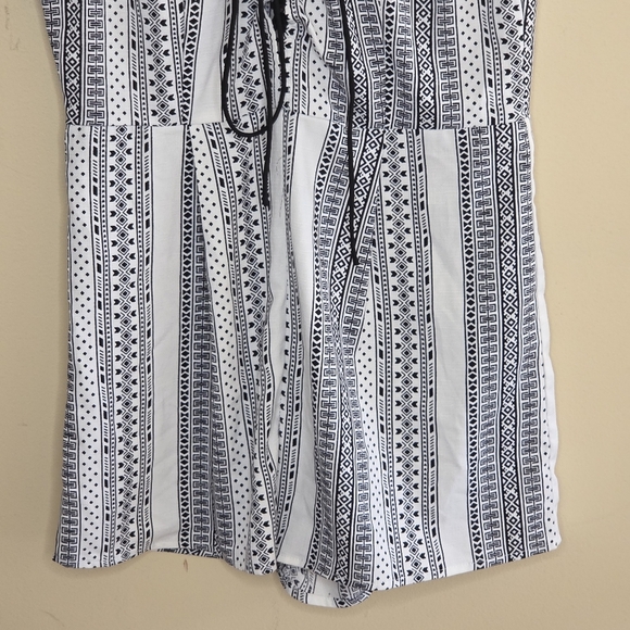 Jealous Tomato | Black & White Print Short Split Sleeve Romper Size Small - Picture 3 of 6